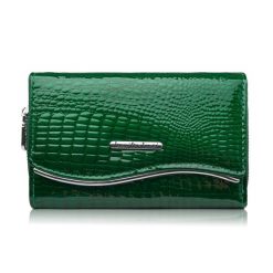 Portfel damski skórzany lakierowany z tłoczeniem croco zielony SP-24-CGRN. Zielone portfele damskie Paolo Peruzzi, z lakierowanej skóry. Za 109.00 zł.