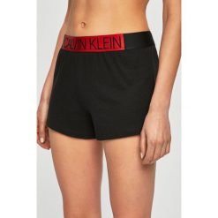 Calvin Klein Jeans - Szorty. Czarne szorty damskie Calvin Klein Jeans, bez wzorów, z bawełny, casualowe. W wyprzedaży za 119.90 zł.