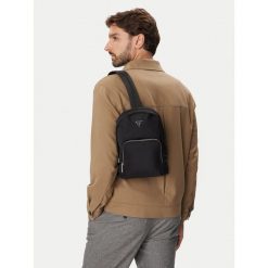 Plecak Guess. Czarne plecaki męskie Guess, z aplikacjami, młodzieżowe. Za 364.99 zł.