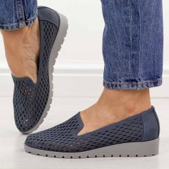 Niebieskie ażurowe półbuty damskie Jezzi 1628-23. Niebieskie półbuty damskie Jezzi, na jesień, w ażurowe wzory, z jeansu, casualowe, bez obcasa, na koturnie, bez zapięcia. Za 189.00 zł.