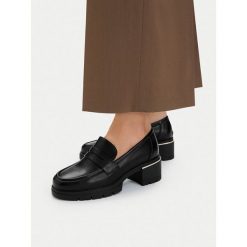 Półbuty JENNY. Czarne półbuty damskie Jenny, bez wzorów, bez obcasa, na obcasie, bez zapięcia. Za 149.99 zł.