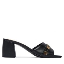 Klapki Guess. Czarne klapki damskie Guess, z aplikacjami, bez obcasa, bez zapięcia. Za 549.99 zł.