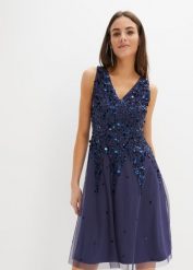 Sukienka mini z aplikacją z cekinów. Niebieskie sukienki damskie bonprix, z aplikacjami, z tiulu, bez kołnierzyka, bez ramiączek, mini. Za 279.99 zł.