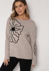 Beżowy Sweter Ozdobiony Haftowanymi Kwiatami Halatusea. Brązowe swetry nierozpinane damskie Born2be, z aplikacjami, z jeansu, klasyczne, bez kołnierzyka, bez ramiączek. Za 79.99 zł.