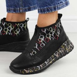 Czarne skórzane botki damskie na koturnie T.Sokolski Z24-349. Czarne botki damskie Sokolski, na jesień, bez wzorów, ze skóry, eleganckie, z okrągłym noskiem, bez obcasa, na koturnie, bez zapięcia. Za 259.00 zł.