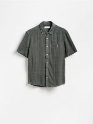 Wiskozowa koszula regular - ciemnozielony. Zielone koszule męskie Reserved, l, bez wzorów, z tkaniny, bez kołnierzyka, bez ramiączek. Za 119.99 zł.