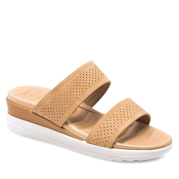 Klapki Clara Barson. Brązowe klapki damskie Clara Barson, bez wzorów, bez obcasa, bez zapięcia. Za 89.99 zł.