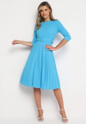 Niebieska Sukienka Plisowana z Paskiem Gonge. Niebieskie sukienki damskie Born2be, na co dzień, bez wzorów, eleganckie, bez kołnierzyka, bez ramiączek, midi, dopasowane. Za 109.99 zł.