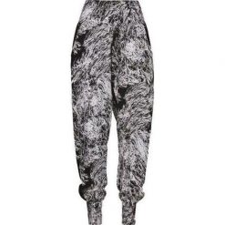 Spodnie damskie Urban Classic Sarong. Białe spodnie dresowe damskie Urban Classics, bez wzorów, sportowe, długie. Za 168.00 zł.