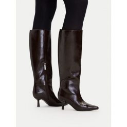 Kozaki DeeZee. Brązowe kozaki damskie DeeZee, bez wzorów, bez obcasa, na szpilce, bez zapięcia. Za 249.99 zł.