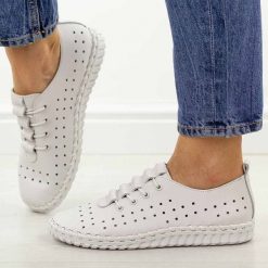 Białe ażurowane skórzane półbuty damskie T.Sokolski w26-02. Białe półbuty damskie Sokolski, na jesień, bez wzorów, z jeansu, klasyczne, bez obcasa, na płaskiej podeszwie, bez zapięcia. Za 259.00 zł.