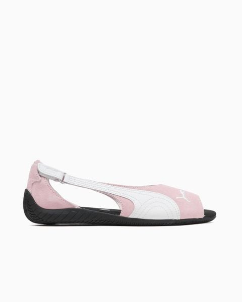 Klapki damskie Puma Speedcat. Białe klapki damskie Puma, na lato, bez wzorów, ze skóry, sportowe, bez obcasa, bez zapięcia. Za 270.99 zł.