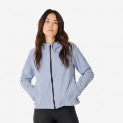 Kurtka turystyczna damska Quechua MH100. Fioletowe kurtki sportowe damskie QUECHUA, m, bez wzorów, z materiału, bez ramiączek, bez kaptura, trekkingowe. Za 199.99 zł.