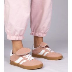 Różowe sneakersy trampki damskie sportowe. Czerwone trampki i tenisówki damskie bez wzorów, z gumy, bez zapięcia. Za 84.03 zł.