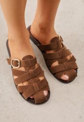 Brązowe Klapki z Paskami w Stylu Gladiatorek z Klamerką Lorianatea. Brązowe klapki damskie Born2be, na lato, bez wzorów, z jeansu, bez obcasa, na płaskiej podeszwie, bez zapięcia. Za 79.99 zł.