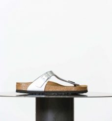 Klapki Birkenstock Gizeh Damskie. Szare klapki damskie Birkenstock, bez wzorów, z materiału, bez obcasa, bez zapięcia. Za 390.75 zł.