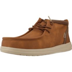 Buty HEY DUDE WALLY MID GRIP R CLASSIC Jasnobrązowy. Brązowe buty zimowe męskie PRO BRANDS, bez wzorów, ze skóry, bez obcasa, bez zapięcia. W wyprzedaży za 376.70 zł.