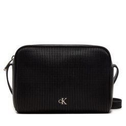 Torebka Calvin Klein. Czarne listonoszki damskie Calvin Klein, bez wzorów, bez dodatków. Za 219.99 zł.