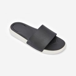 Klapki basenowe męskie Nabaiji Fit 900. Białe klapki męskie Decathlon, bez wzorów, z materiału, bez zapięcia. Za 99.99 zł.