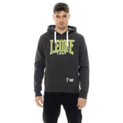 Herren-Winter-Kapuzenpullover zum Überziehen mit New Era 1947 Leone Flockdruck. Szare bluzy męskie LEONE 1947 APPAREL, bez wzorów, z bawełny, sportowe, bez ramiączek, bez kaptura. W wyprzedaży za 132.85 zł.