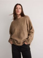 Sweter oversize z domieszką wełny - brązowy. Brązowe swetry nierozpinane damskie Reserved, l, bez wzorów, z dzianiny, bez kołnierzyka, bez ramiączek. W wyprzedaży za 99.99 zł.