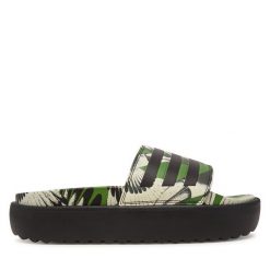 Klapki adidas. Zielone klapki damskie Adidas, bez wzorów, sportowe, bez obcasa, bez zapięcia. Za 179.99 zł.
