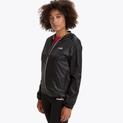 Kurtka damska DIADORA L. MULTILAYER JACKET BE ONE. Czarne kurtki sportowe damskie Diadora, l, bez wzorów, z elastanu, bez ramiączek, z kapturem, do biegania. Za 169.99 zł.