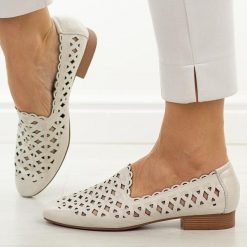 Białe skórzane półbuty damskie Jezzi Ol50-1. Białe półbuty damskie Jezzi, na lato, w ażurowe wzory, ze skóry, casualowe, z okrągłym noskiem, bez obcasa, na płaskiej podeszwie, bez zapięcia. Za 229.00 zł.