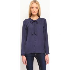 BLUZKA DŁUGI RĘKAW LUŹNA. Bluzki damskie TOP SECRET, bez wzorów, z tkaniny, eleganckie, bez kołnierzyka, bez ramiączek. W wyprzedaży za 49.99 zł.