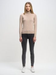 Sweter damski z golfem beżowy Charlinka 801. Brązowe swetry nierozpinane damskie BIG STAR, l, z aplikacjami, z jeansu, klasyczne, bez kołnierzyka, bez ramiączek. W wyprzedaży za 139.99 zł.