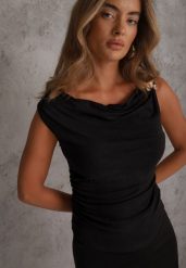 Czarna Marszczona Bluzka z Wiskozy z Dekoltem Łódka i Metaliczną Aplikacją Degosa. Czarne bluzki damskie Renee, m, z aplikacjami, z materiału, eleganckie, bez kołnierzyka, bez ramiączek. Za 59.99 zł.