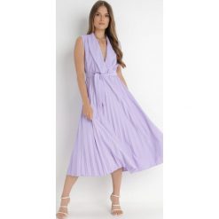 Jasnofioletowa Sukienka Ymir. Fioletowe sukienki damskie Born2be, na imprezę, bez wzorów, z materiału, eleganckie, bez kołnierzyka, bez ramiączek, maxi, kopertowe. Za 84.99 zł.