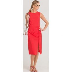 SUKIENKA Patrizia Pepe. Czerwone sukienki damskie Patrizia Pepe, na imprezę, l, bez wzorów, z tkaniny, bez kołnierzyka, bez ramiączek, midi, dopasowane. Za 473.40 zł.