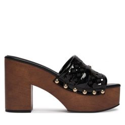 Klapki Guess. Czarne klapki damskie Guess, z aplikacjami, bez obcasa, bez zapięcia. Za 639.99 zł.