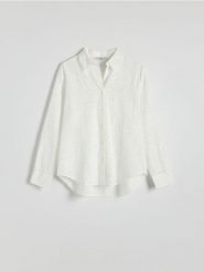 Ażurowa koszula oversize - biały. Białe koszule damskie Reserved, l, w ażurowe wzory, z bawełny, bez kołnierzyka, bez ramiączek. W wyprzedaży za 49.99 zł.