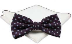 Ciemna Fioletowa Mucha z Białą Poszetką -CHATTIER- Męska, w Niebieskie Kwiaty. Niebieskie krawaty i muchy Chattier, bez wzorów, eleganckie. Za 59.00 zł.