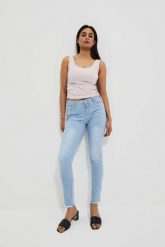 Jeansy push up błękitne. Niebieskie jeansy damskie MOODO, bez wzorów, z bawełny. W wyprzedaży za 44.99 zł.
