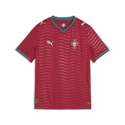Młodzieżowa koszulka domowa reprezentacji Portugalii 2026 PUMA. Czerwona bluzki damskie Puma, m, bez wzorów, młodzieżowe, bez kołnierzyka, bez ramiączek. Za 349.00 zł.