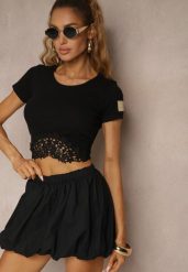 Czarny T-shirt z Prążkowanej Tkaniny z Koronką Lisamia. Czarne t-shirty damskie Renee, l, z aplikacjami, z jeansu, biznesowe, bez kołnierzyka, bez ramiączek. Za 44.99 zł.