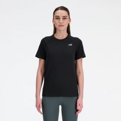 Koszulka damska New Balance WT41123BKH – czarna. Czarne bluzki damskie New Balance, s, bez wzorów, z materiału, eleganckie, bez kołnierzyka, bez ramiączek. Za 129.99 zł.