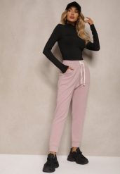 Jasnoróżowe Bawełniane Dresowe Spodnie Ocieplane High Waist Ozdobione Naszywką i Sznurkiem Nialith. Czerwone spodnie dresowe damskie Renee, z aplikacjami, z bawełny, z podwyższonym stanem, trekkingowe. Za 54.99 zł.