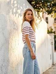 Sweter z krótkim rękawem w paski - czerwony. Czerwone swetry nierozpinane damskie Sinsay, l, bez wzorów, bez kołnierzyka, bez ramiączek. Za 29.99 zł.