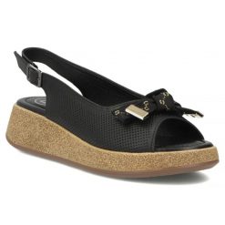 Skórzane sandały damskie na koturnie ażurowe czarne Filippo DS7582. Czarne sandały damskie Filippo, w ażurowe wzory, ze skóry, bez obcasa, na koturnie, bez zapięcia. Za 249.99 zł.