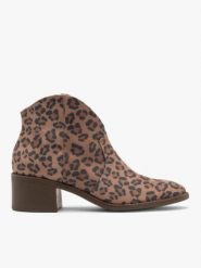 Botki typu kowbojki w panterkę. Botki damskie Ryłko, bez wzorów, z syntetyku, z okrągłym noskiem, bez obcasa, na obcasie, bez zapięcia. Za 399.99 zł.