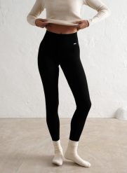 Damskie legginsy prążkowane, wełniane, z wysokim stanem czarne. Czarne legginsy damskie Aim'n, bez wzorów, z dzianiny. Za 339.00 zł.