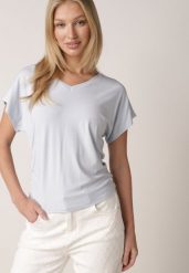 Niebieski T-shirt z Wiskozy z Trójkątnym Dekoltem Achiore. Niebieskie t-shirty damskie Born2be, l, bez wzorów, z jeansu, klasyczne, bez kołnierzyka, bez ramiączek. Za 79.99 zł.