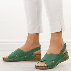 Zielone skórzane sandały damskie T.Sokolski 311. Zielone sandały damskie Sokolski, bez wzorów, ze skóry, bez obcasa, na płaskiej podeszwie, bez zapięcia. Za 249.00 zł.