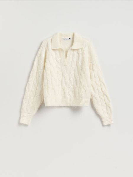 Sweter z kołnierzykiem - kremowy. Białe swetry nierozpinane damskie Reserved, l, bez wzorów, z dzianiny, bez kołnierzyka, bez ramiączek. Za 129.99 zł.