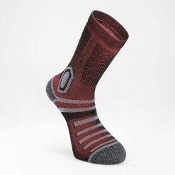 Skarpety sportowe do rugby Offload R520 Mid. Czarne skarpetki damskie KIPSTA, bez wzorów, z dzianiny. Za 39.99 zł.