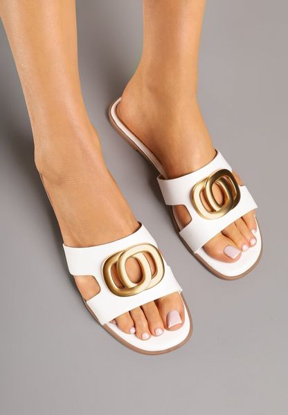 Białe Klapki z Ozdobnymi Wycięciami i Geometryczną Aplikacją Felunira. Białe klapki damskie Renee, na lato, z aplikacjami, bez obcasa, na płaskiej podeszwie, bez zapięcia. Za 69.99 zł.